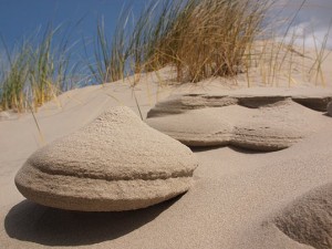 door wind gevormde zandsculpturen op duintop