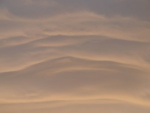 ochtendlucht met golvende wolkenstructuur